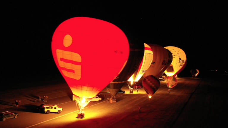 Nachtglühen der Ballone in Oerlinghausen Pfingsten 2024